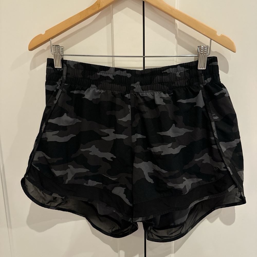 Athleta Mesh Racer 4’ Shorts. Color: Black Camo, Size Large